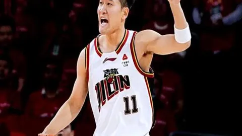 徐新：倾力投入，攻防兼备，助力球队胜利